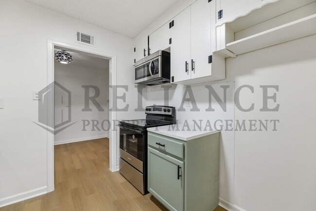 Building Photo - 2046 N Burns Ave