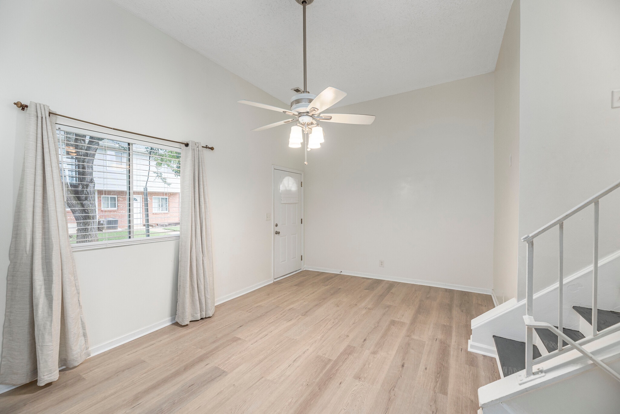 Living room -Split level - 41 Beri Dr