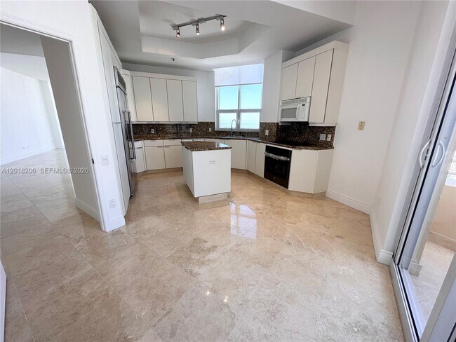 Building Photo - 808 Brickell Key Dr