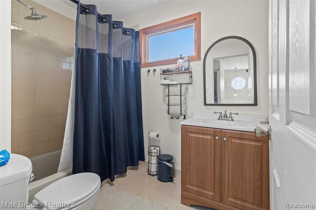 Building Photo - 3020 Grove St