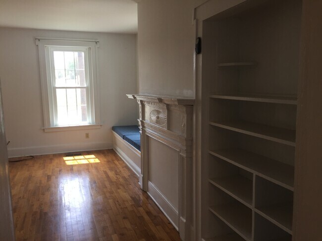 Building Photo - 209 N Mulberry St