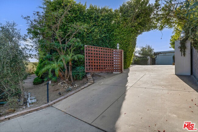 Building Photo - 6249 Tapia Dr