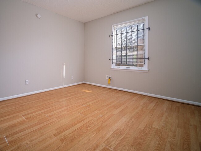 Building Photo - 2609 Eastway Dr