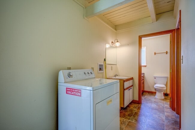 Building Photo - 2 Bed 1 Bath Home