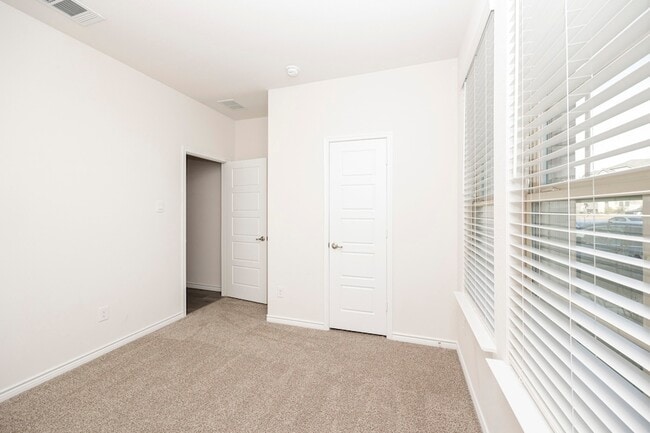 Building Photo - 1001 Marigold St