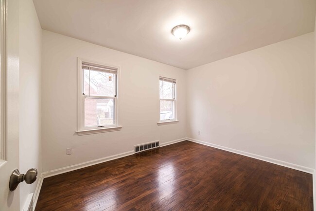 Building Photo - $1395- 4 Bed / 1.0 Bath Newly Renovated Ho...