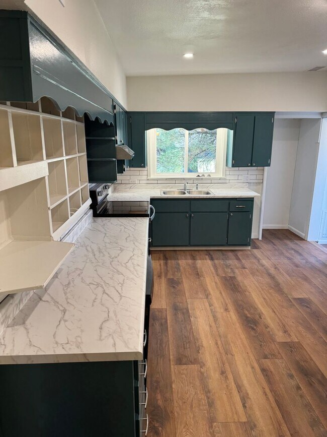 Building Photo - Back Unit of a Great Duplex in the Heart o...