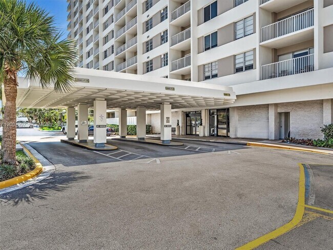 Building Photo - 300 Bayview Dr