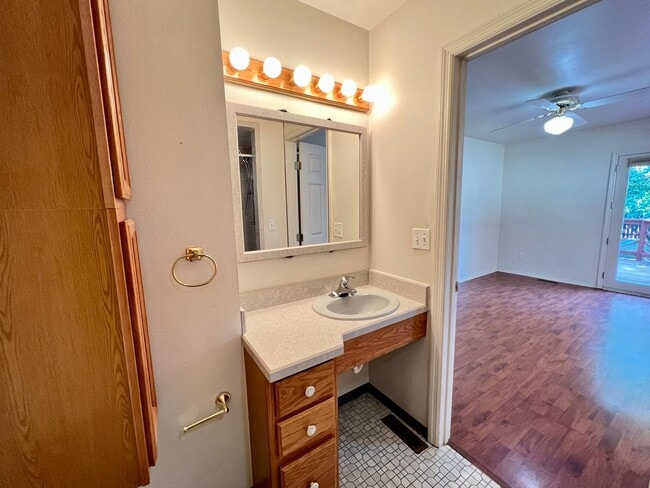 Building Photo - 3 bed 3 bath available!