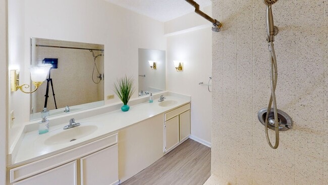 Building Photo - Fully Renovated 1 BR Unit at Kapiolani Manor