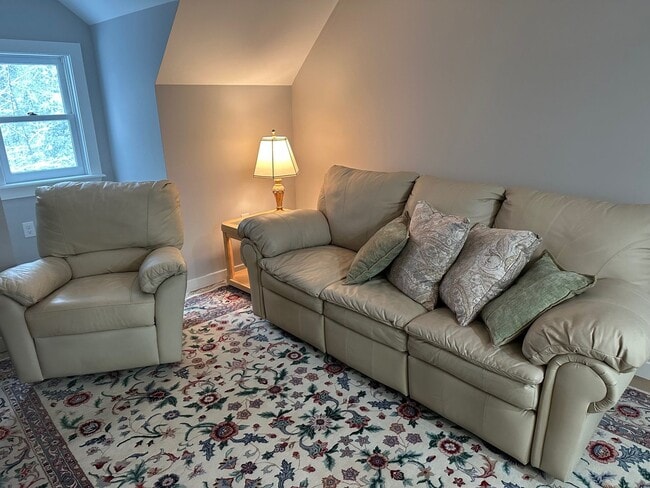 Building Photo - 1 Bedroom Furnished Apartment in Rindge