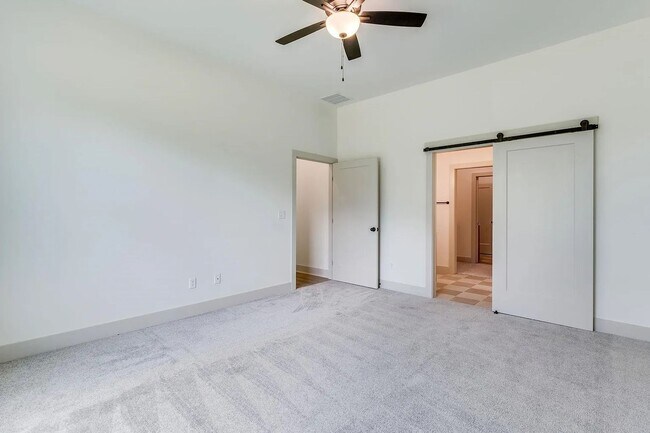 Building Photo - Beautiful and Modern 2 Bedroom