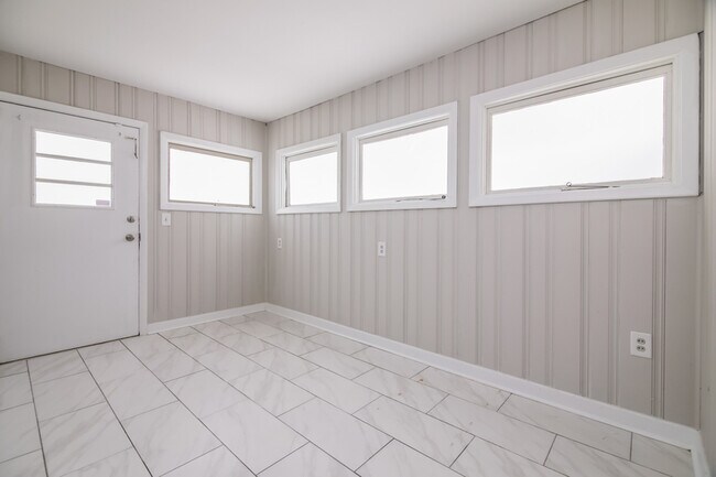 Building Photo - 105 Pineland Cir