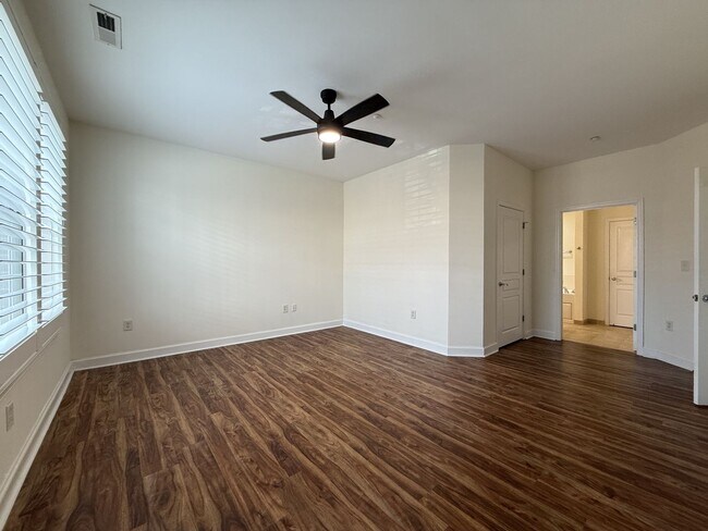 Building Photo - Beautiful 2nd Floor City Center Corner Condo.