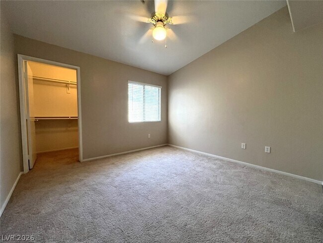 Building Photo - 950 Seven Hills Dr