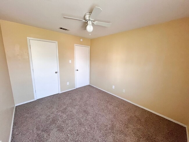 Building Photo - 1703 Benttree Dr Unit C