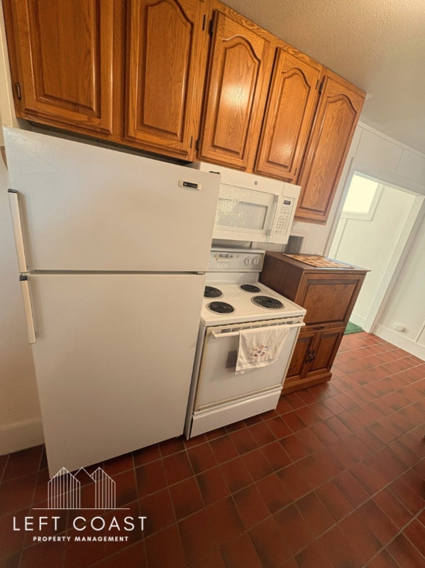 Building Photo - 3519 NW Jetty Ave