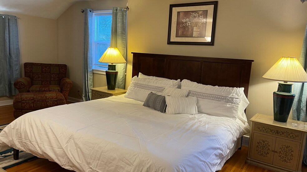 Master bedroom King size bed. - 3 Stanford Rd W