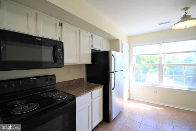 Building Photo - 4000 Quaker Ct
