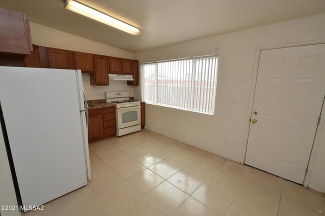Building Photo - 20 E Susana St