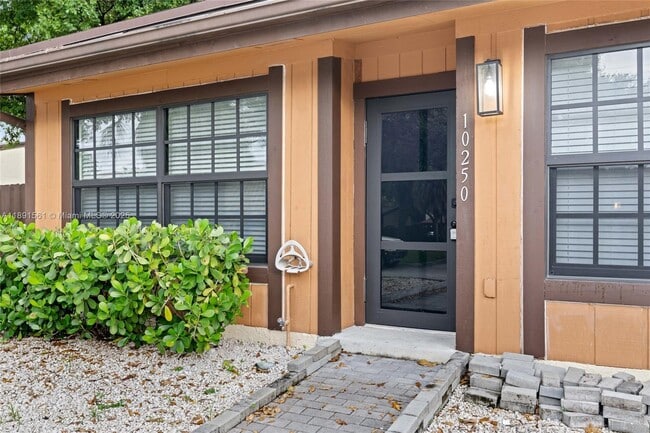 Building Photo - 10250 Oleander Ct