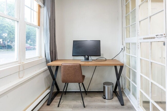 Building Photo - 1601 W Cary St