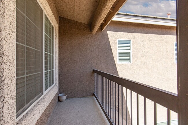 Building Photo - HUGE 5 BEDROOM, 3 BATH 2 STORY HOME IN GATED COMMUNITY NEAR SOUTHERN HIGHLANDS