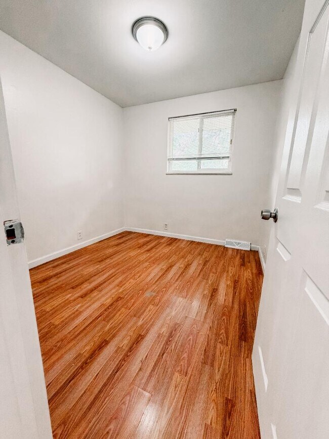 Building Photo - 10229 Edgefield Dr
