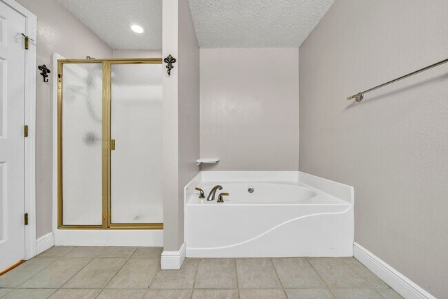 Building Photo - Community Pool & Deeded Access to Santa Ro...