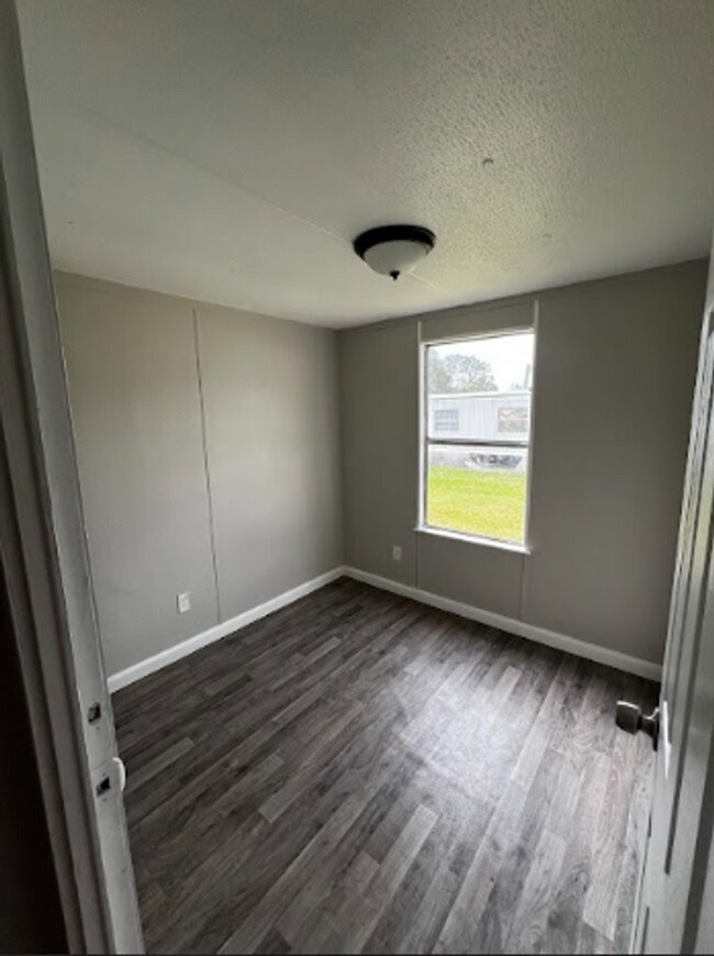 Building Photo - ** ONE MONTH FREE RENT **