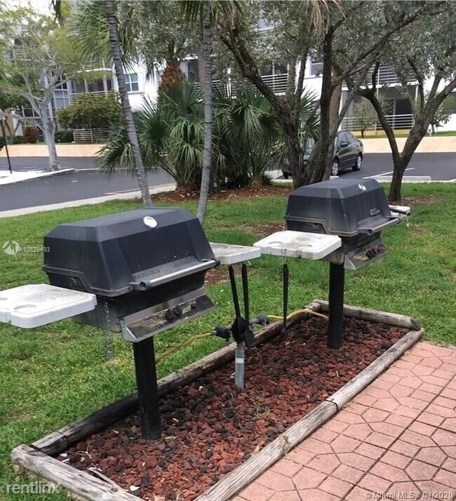 Building Photo - 1 br, 1 bath  - 2990 NE 16th Ave