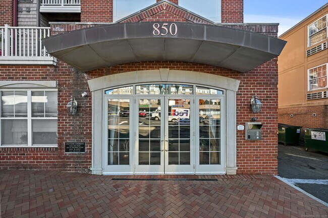 Building Photo - 850 E Main St