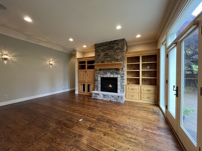 Building Photo - Luxury 5 Bedroom Home with Soaking Tub, Chef’s Kitchen & Expansive Primary Suite
