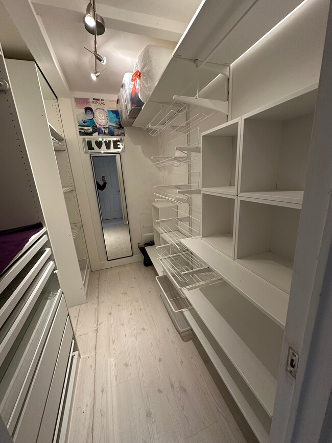 Building Photo - 5625 N Sumner Wy