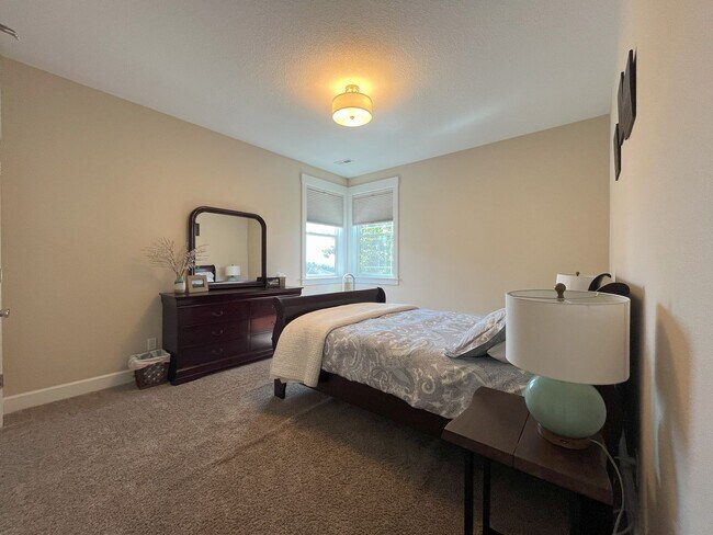 Building Photo - Expansive 4-Bedroom Home with Office, Ente...