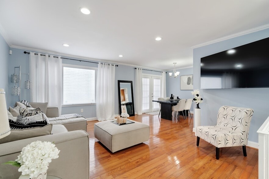 Kitchen - 900 E Tantallon Dr