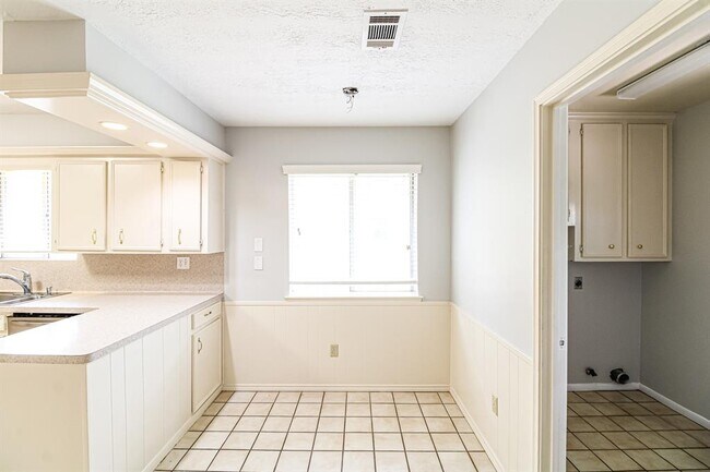 Building Photo - 16411 Clearcrest Dr