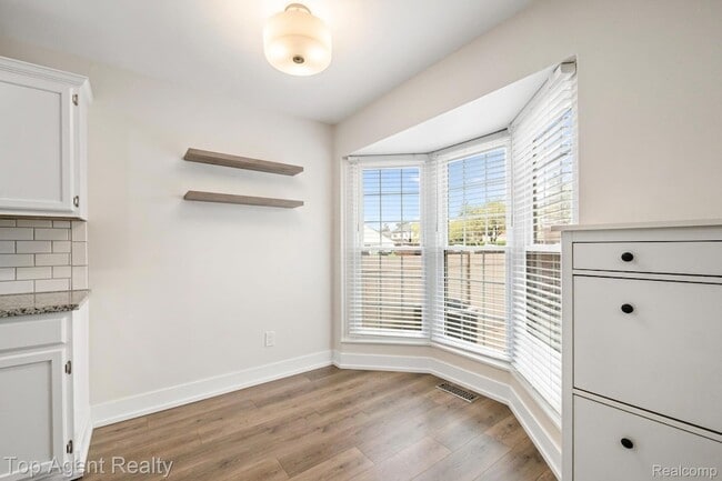 Building Photo - 38887 Country Cir