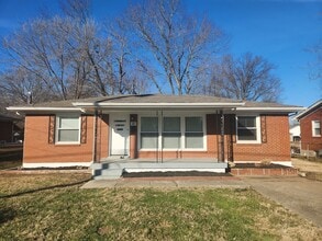 Building Photo - Updated 3 bedroom 1 bath in Shively! Excel...