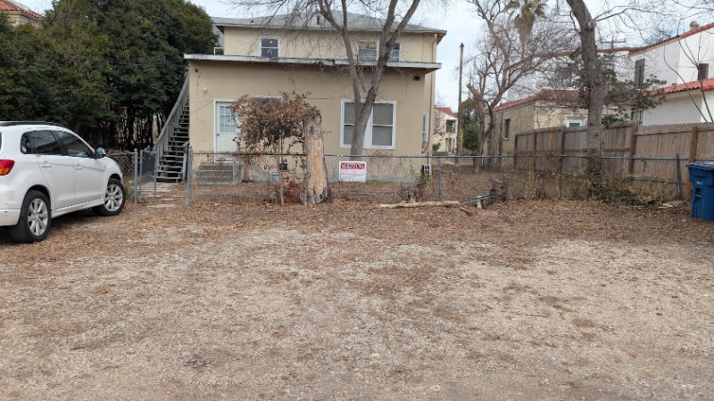 Building Photo - 404 Club Dr