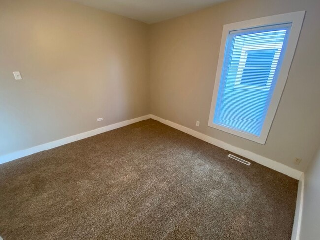 Building Photo - 4 Bedroom Home just 3 minutes from downtown!