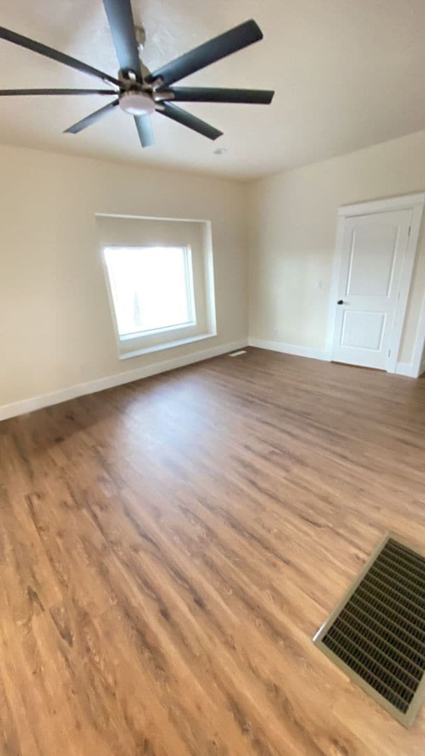 Building Photo - Creek Front Home