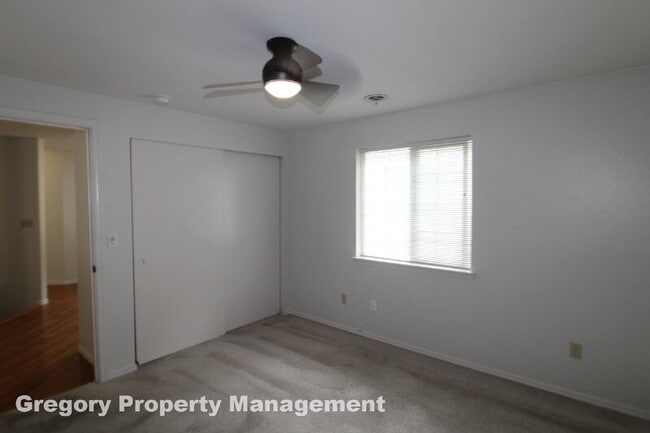 Building Photo - 2000 Village Green Dr