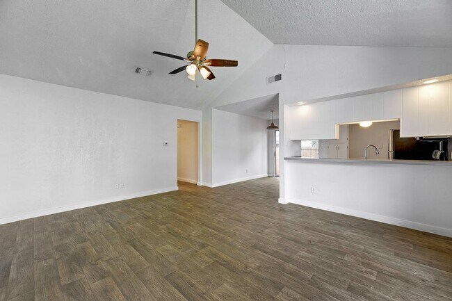 Building Photo - 10505 Little Pebble Dr