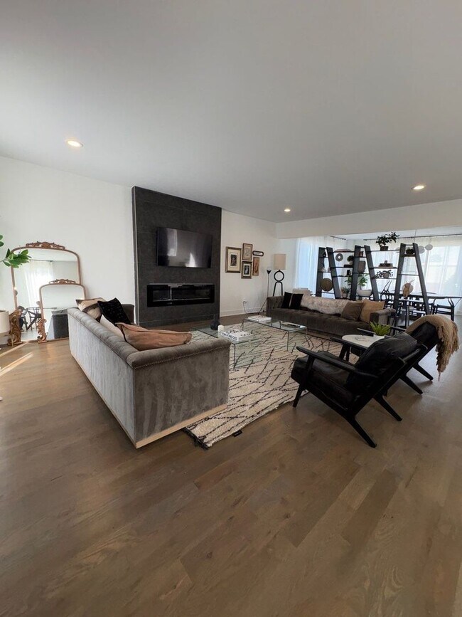 Building Photo - Fully Furnished 5 Bed, 3.5 Bath Located In East Nashville's McFerrin Park Neighborhood w/ Flexibl...