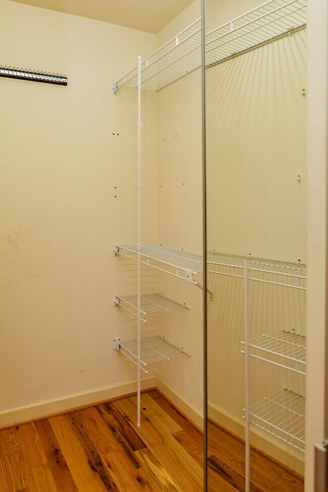 Building Photo - New Listing!