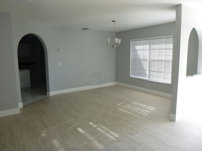 Building Photo - Very Nice Large 4/3/2 Home in Paar Estates