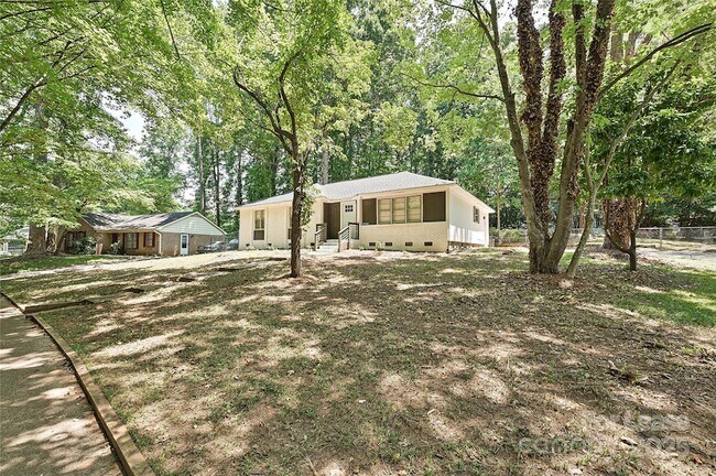Building Photo - 5121 Farm Pond Ln