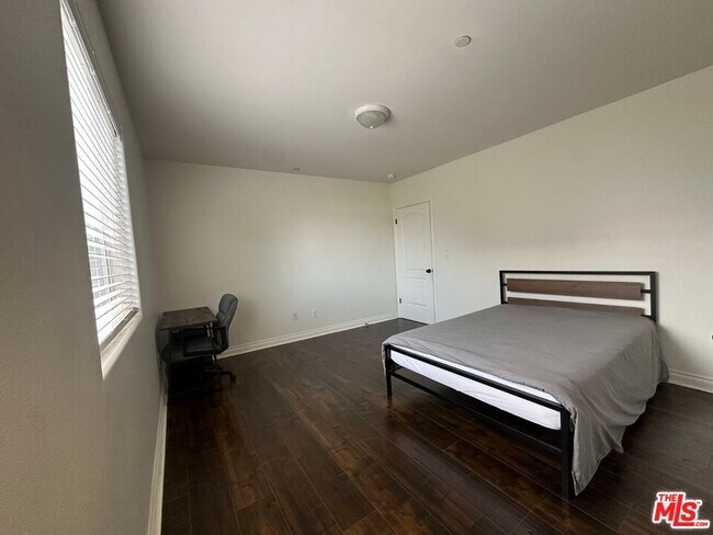 Building Photo - 1253 W 35th St