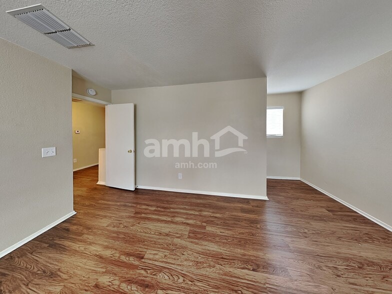 Building Photo - 6913 S Goshawk Dr
